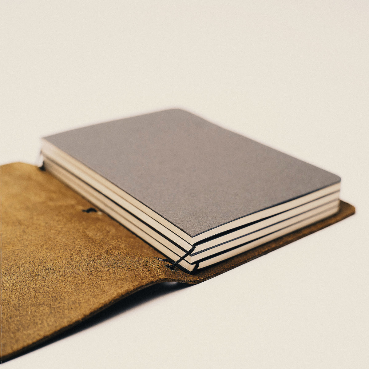 Costura manual de una libreta